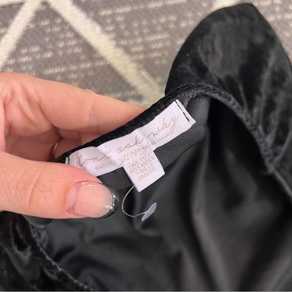 American‎ Eagle black velvet halter wide leg jumpsuit - Picture 4 of 4